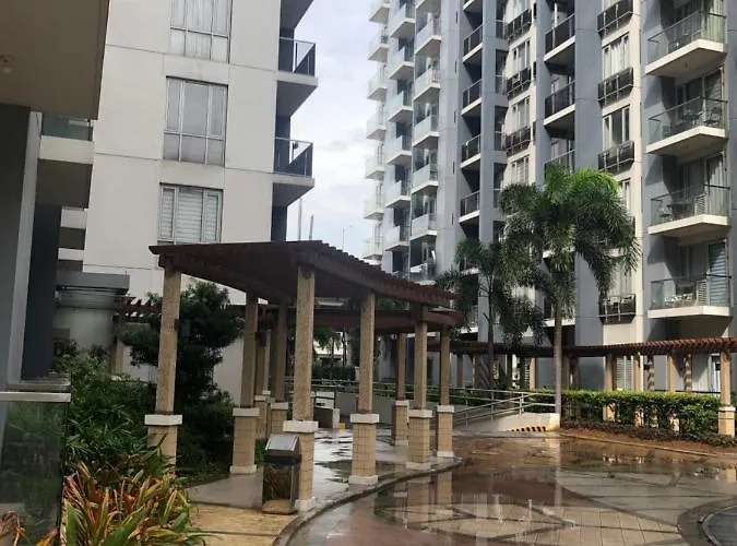 Favila Condotel Unit In Palmtree Newport Walking Distance To Airport Terminal 3 Accessable To Airport Terminal 1 &2
