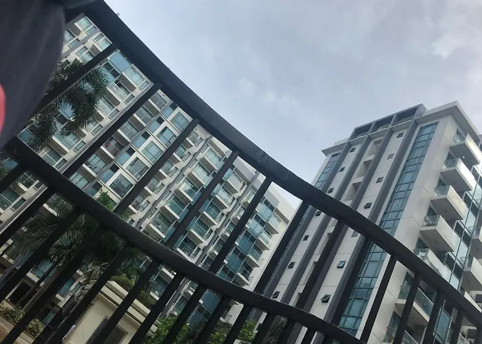 Favila Condotel Unit In Palmtree Newport Walking Distance To Airport Terminal 3 Accessable To Airport Terminal 1 &2