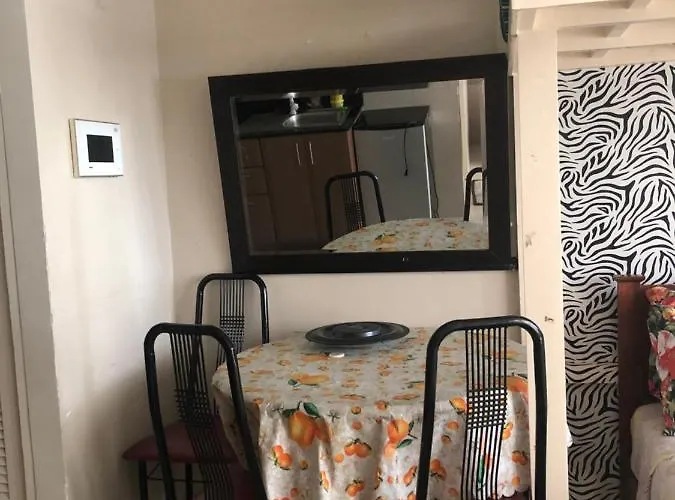 Favila Condotel Unit In Palmtree Newport Walking Distance To Airport Terminal 3 Accessable To Airport Terminal 1 &2 *