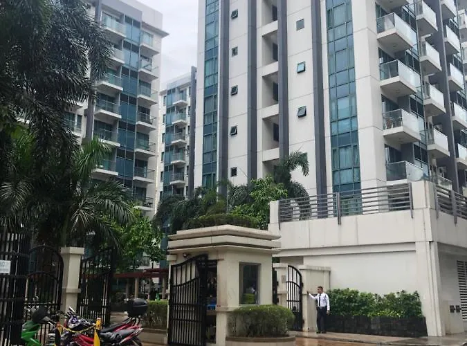 Favila Condotel Unit In Palmtree Newport Walking Distance To Airport Terminal 3 Accessable To Airport Terminal 1 &2 *