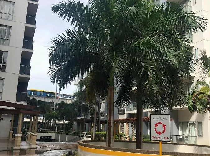 Favila Condotel Unit In Palmtree Newport Walking Distance To Airport Terminal 3 Accessable To Airport Terminal 1 &2 *